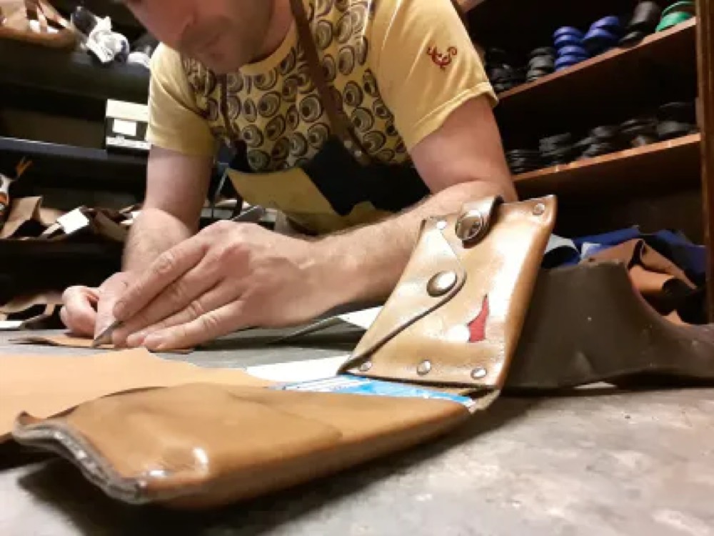 Travail du cuir à l'établi de l'atelier