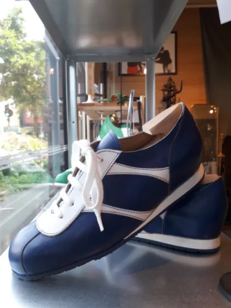 Paire de chaussures bleu marine et blanches fabriquée à l'atelier