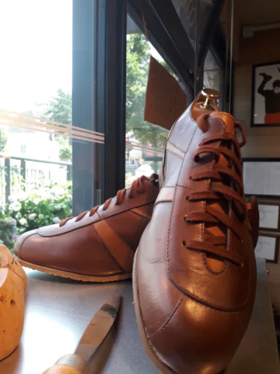 Paire de chaussures en cuir brun fabriquée à l'atelier