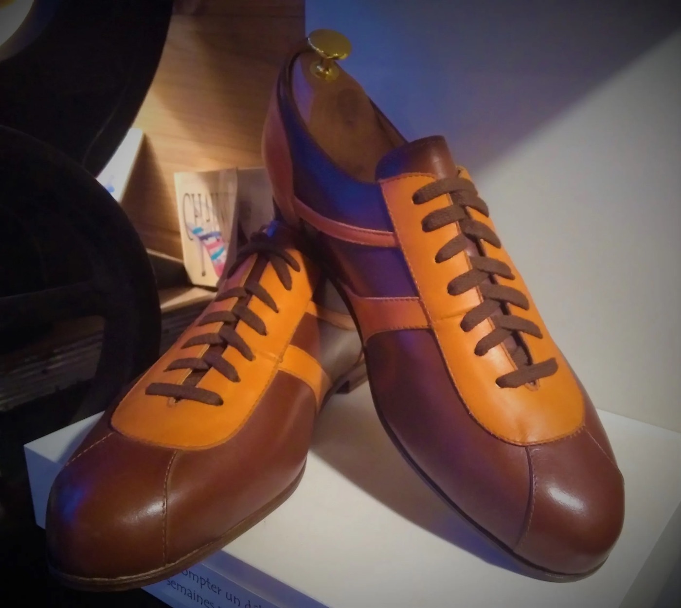 Paire de chaussures bicolores fabriquée à l'atelier