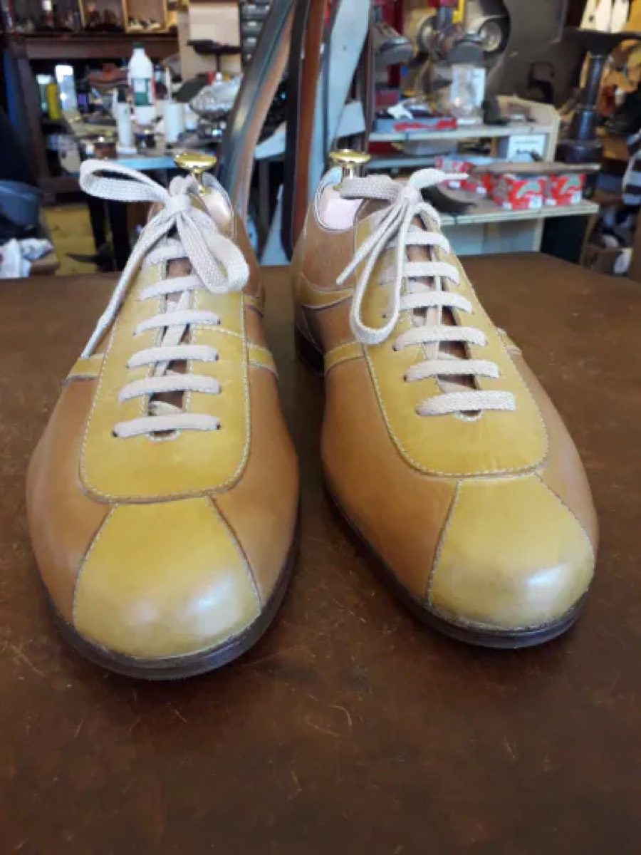 Paire de chaussures jaunes fabriquée à l'atelier
