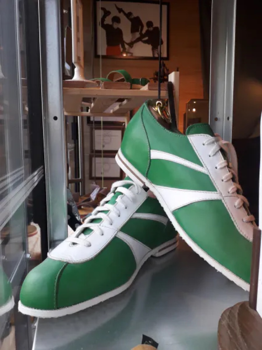 Paire de chaussures vertes et blanches fabriquée à l'atelier