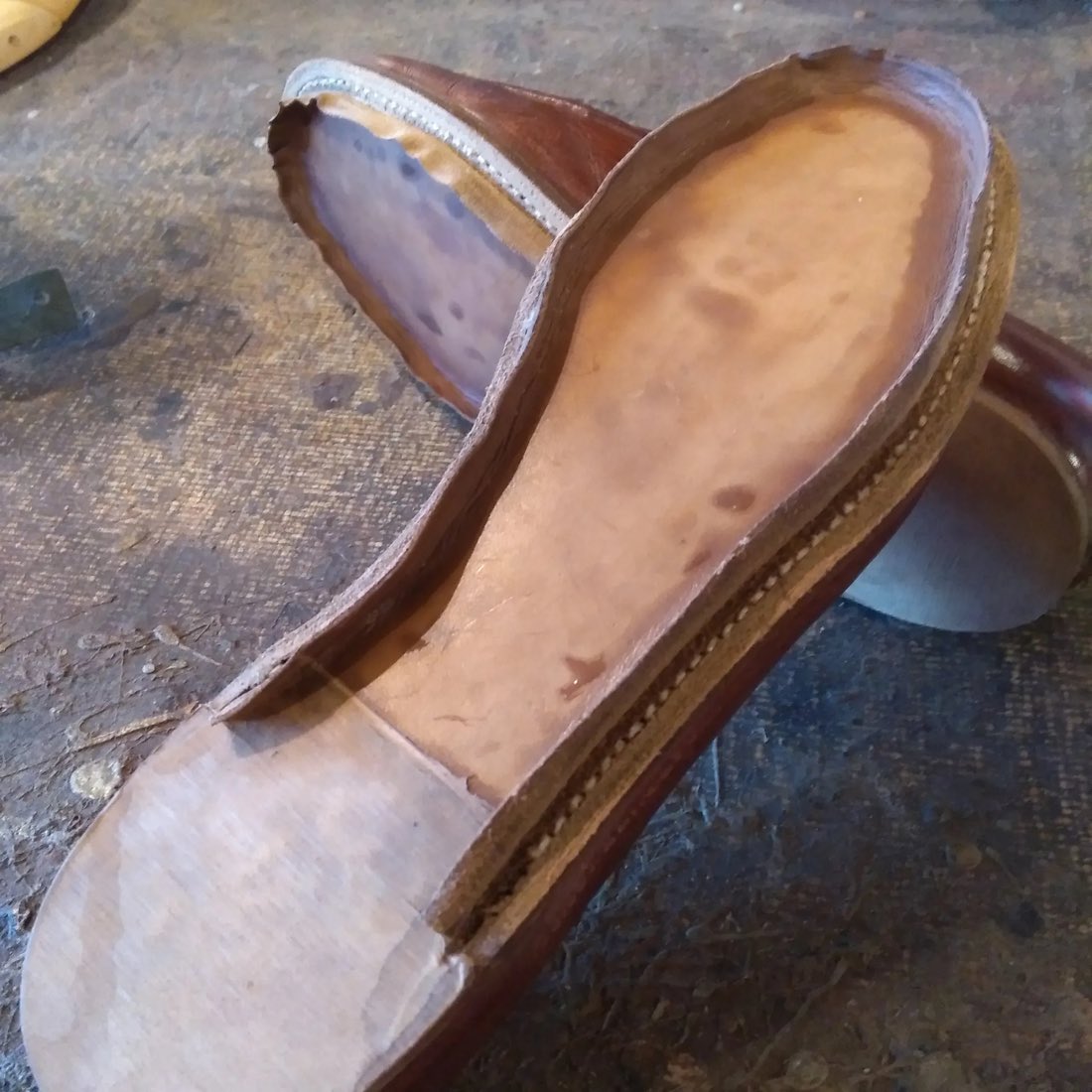 Semelle de cuir cousue, en cours de ressemelage