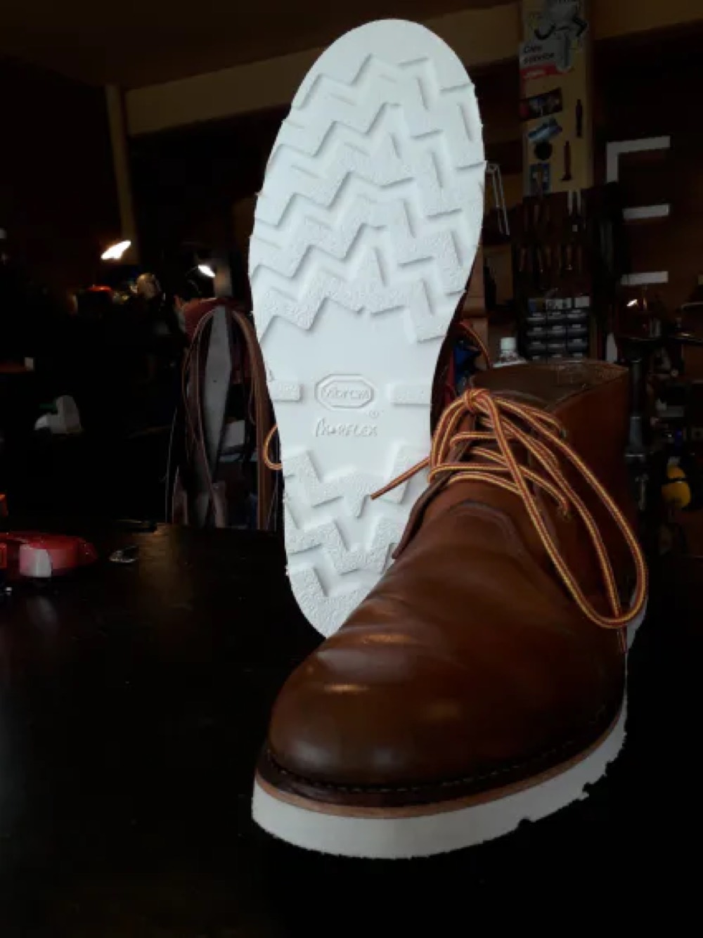 Chaussure ressemelée présentant une semelle gomme