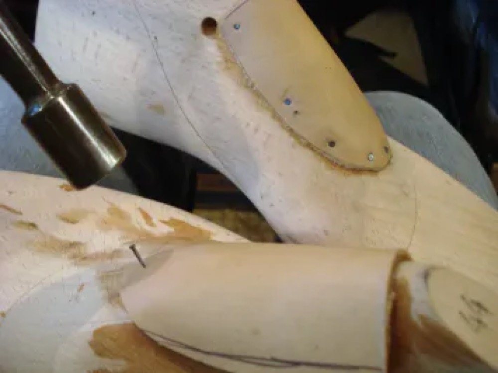 Formes en bois utilisées pour le montage des chaussures